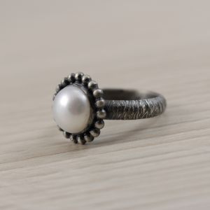perła, perła hodowlana, srebro, pierścionek, pierścionek srebrny, pierścionek z perłą, srebro oksydowane, srebro fakturowane, srebrna biżuteria, biżuteria autorska, biżuteria chileart, chileart